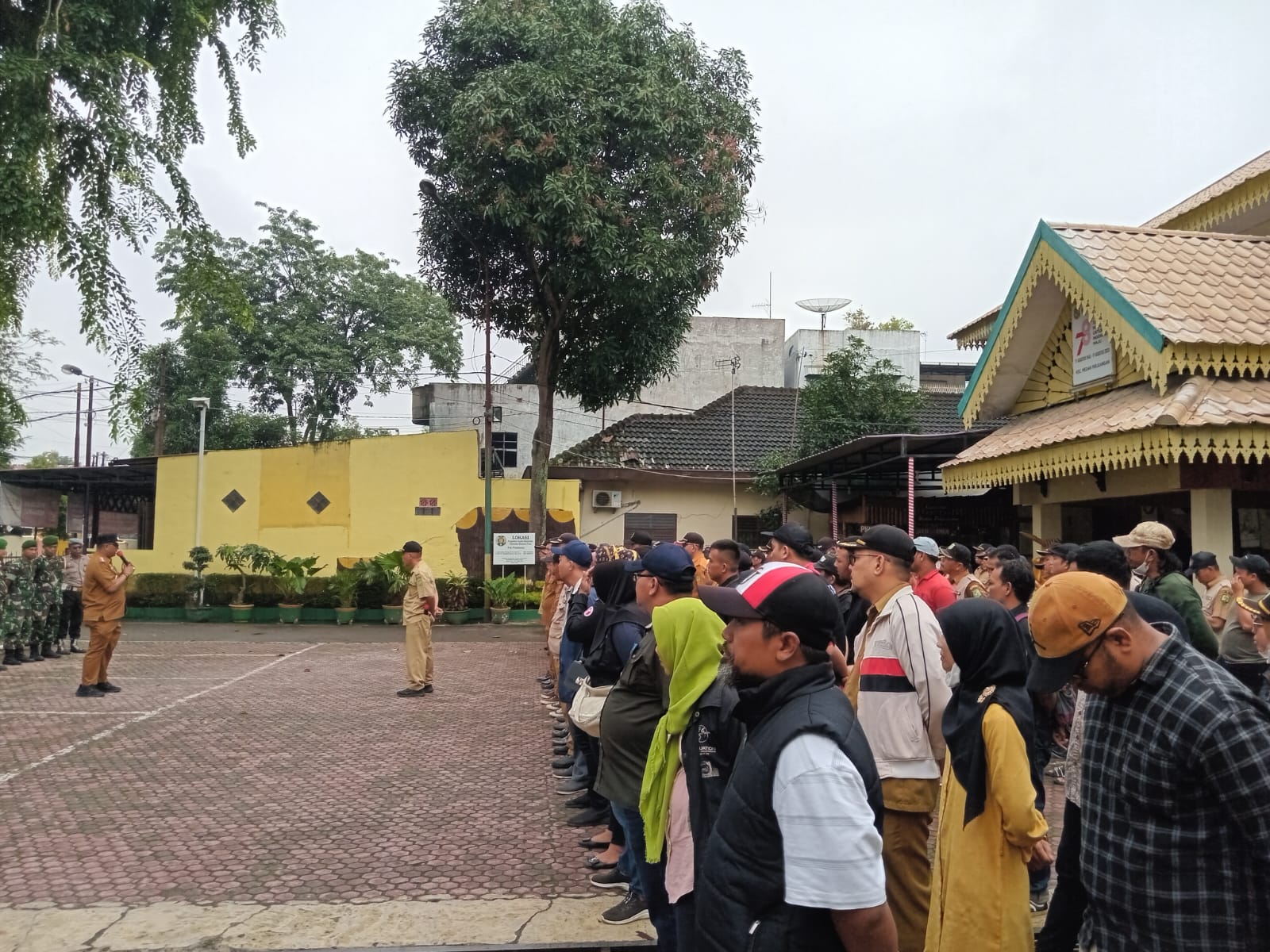 Apel penertiban alat peraga kampanye (APK) dilaksanakan di Halaman Kantor Camat Medan Perjuangan pada Minggu (05/11)